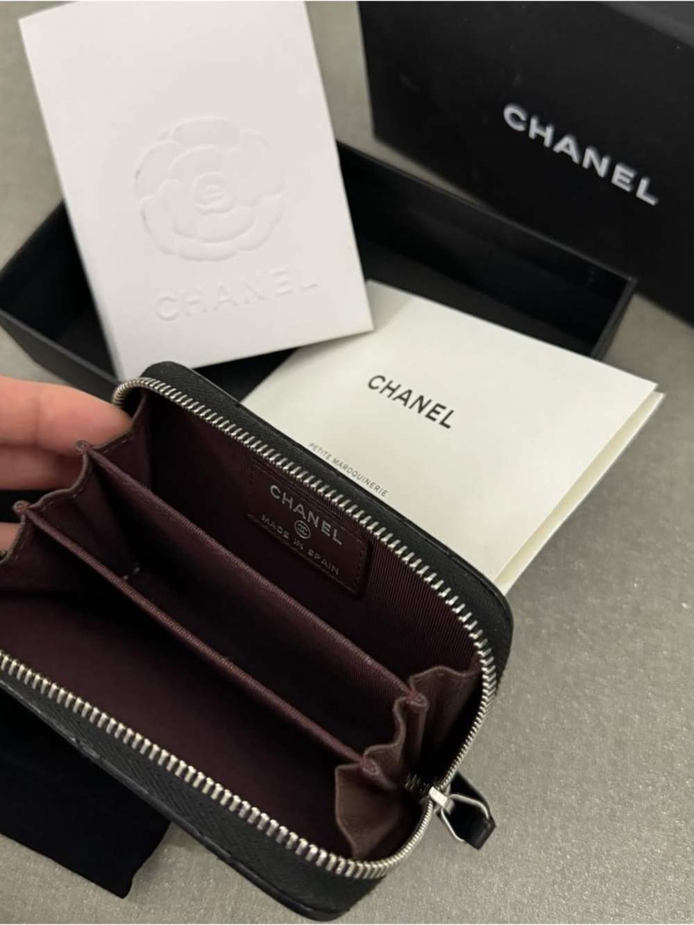 C H A N E L  zipped card holder in lambskin in Silver Hardware - Picture 5 of 7